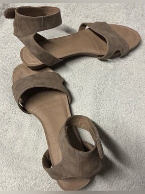 Adam Tucker Me Too Women’s Tan Faux Leather Ankle Strap Sandals Size 8